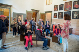 visite guidée groupe Une guide passionnante, un groupe concentré